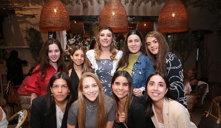  Ana Gaby Motilla con sus amigas.