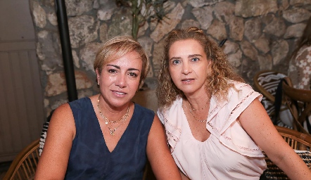  Karina Ramos y Karina Navarro.