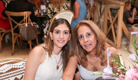  Patricia Gómez y Lucila Gaviño.