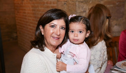  Marus Hernández con su nieta Ana Victoria.