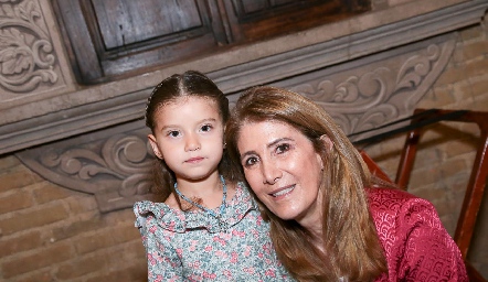  Mónica Hernández con su nieta Paula Torres.