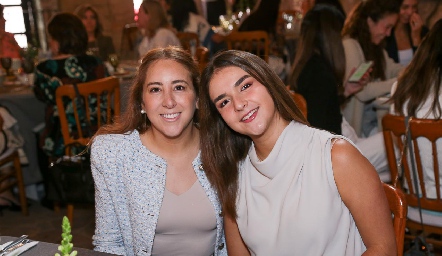  Diana Olvera y Clau Torres.