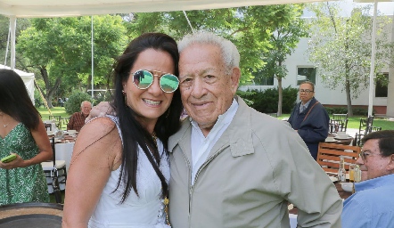  Syndhi con su papá Héctor Gutiérrez.