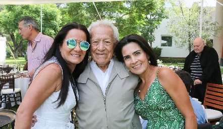  Héctor Gutiérrez con sus hijas Syndhi y Carla.