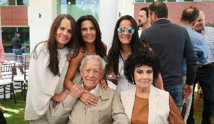  Roxana Gutiérrez, Carla Gutiérrez, Syndhi Gutiérrez, Héctor Gutiérrez y Delia Gutiérrez.