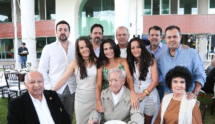  Héctor Gutiérrez con todos sus hijos, su hermana Delia y Heliodoro Guerrero.