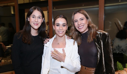  la novia con sus primas, Carmelita Del Valle y Andrea Naya.