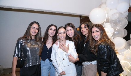  Macarena Villasuso, Paula Pérez, Mari Del Valle, Karina Alcalde, Ana Lucía Díaz y Paola Dávila.