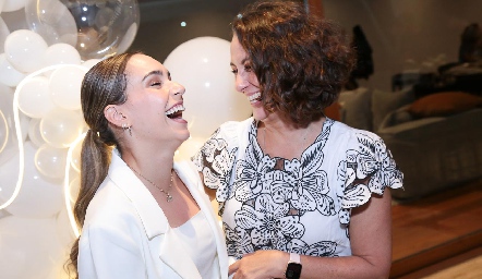  Mari Del Valle con su suegra Gloria Martínez.