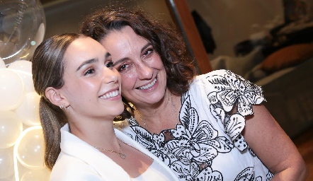 Mari Del Valle con su suegra Gloria Martínez.