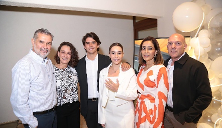  Los futuros esposos con sus papás, José Luis Leiva, Gloria Martínez, Juan Pablo Leiva, Mari Del Valle, Came Stevens y Gerardo Del Valle.