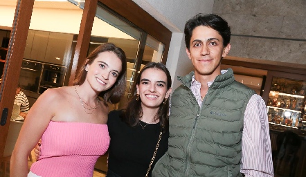  María Emilia Meade, Begoña Meade y Carlos Román.