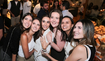  Mari Del Valle con sus amigas.