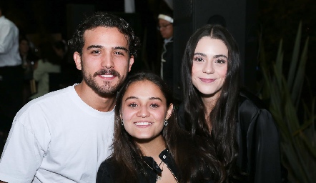  Santi, Úrsula y Sigrid Zendejas.