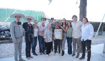  Carlos Malo Barragán con su esposa Martha, sus hijos y nietos.