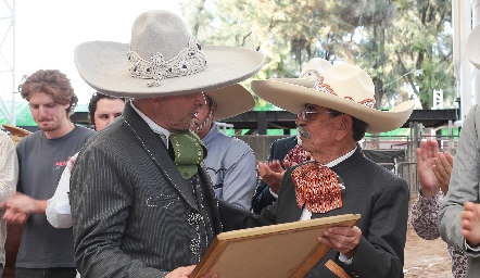  Gustavo Nieto Presidente de F.M.C hace entrega del reconocimiento a Carlos Malo Barragán.