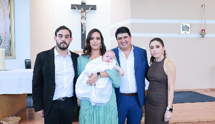  Santiago Hernández, María Berrueta, Rolando y Ana Karen Ibarra junto a su ahijado Sebastián Valle.