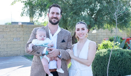  Ro Valle y Ana Gaby Ibarra con su hijo Sebastián.