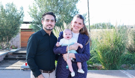  Victorio Ortiz y Ana Sofía Solana con su sobrino Sebastián Valle.