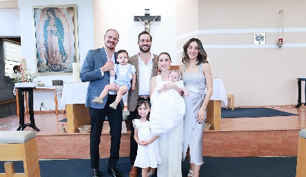  Patricio Valle, Nicolás Valle, Rodrigo Valle, Ana Gaby Ibarra, Sebastián Valle, Adri de la Maza y Martina Valle.