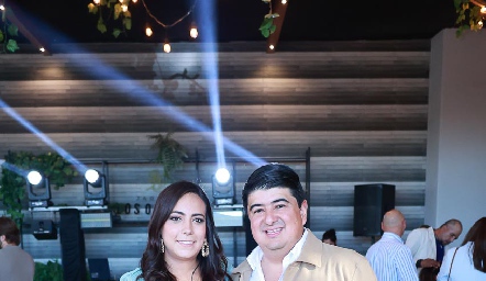  María Berrueta y Rolando Domínguez, padrinos de Sebastián.