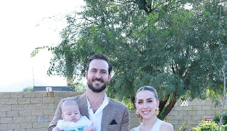  Ro Valle y Ana Gaby Ibarra con su hijo Sebastián.