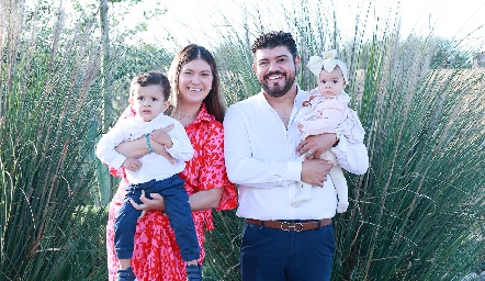  Male Estrada, Regina González, Félix González y José Miguel González.