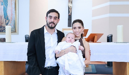  Santiago Hernández y Ana Karen Ibarra con su ahijado Sebastián Valle.