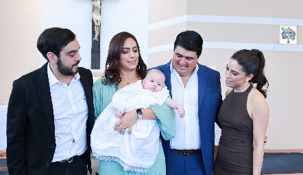  Santiago Hernández, María Berrueta, Rolando y Ana Karen Ibarra con su ahijado Sebastián Valle.