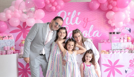  Josué Martínez y Pilar Palomar con sus hijas Valentina, Carola y Pilar.