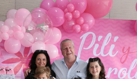  Pilar Candia y Jorge Palomar con sus nietos.