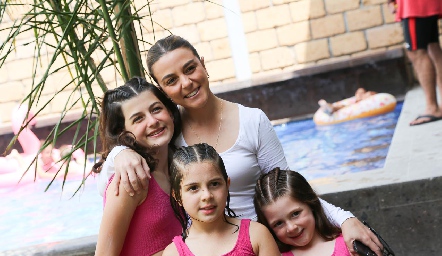  María Palomar, Valentina, Carola y Pili Martínez.