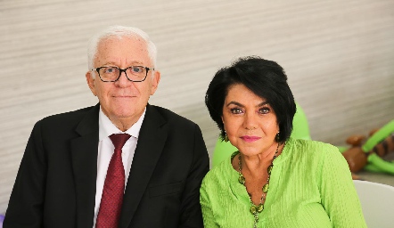  Eduardo Martínez y Aurora González, abuelos de las cumpleañeras.