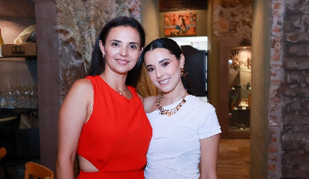  Brenda Aguilar con su mamá Brenda Castillejos.
