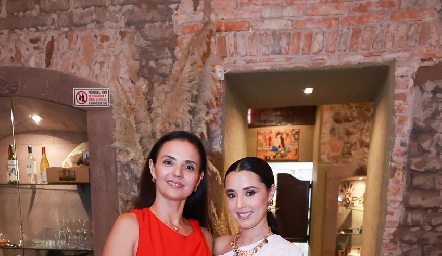  Brenda Aguilar con su mamá Brenda Castillejos.