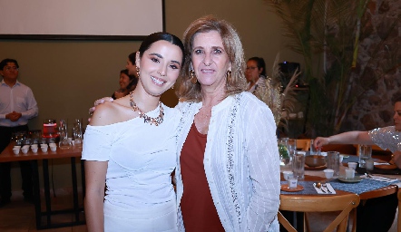  Sofía Gómez con su nuera Brenda Aguilar.