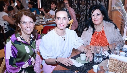  Claudia Canales, Lucía Martínez y Lourdes del Valle.