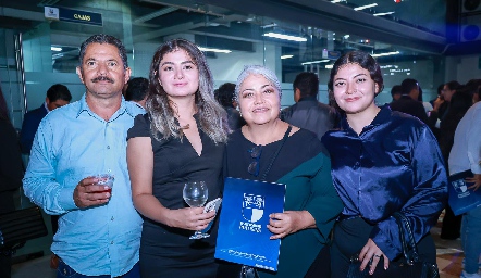  Enrique Tenorio, Regina Tenorio, Estela y Sandra Tenorio.