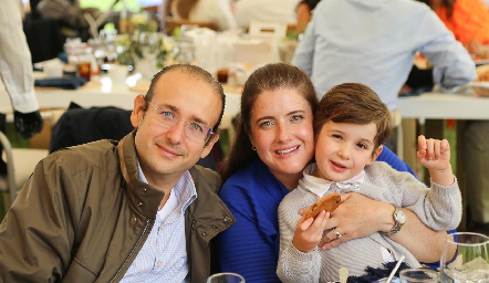  Jesús Díaz y Daniela Martínez con su hijo Jesús.
