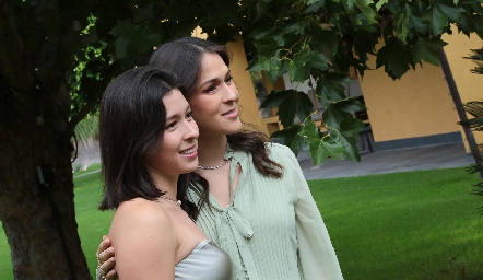 Montse y Carmelita Del Valle Bravo.