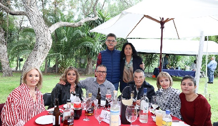  Silvia Flores, Moni Flores, Agustín Esparza, Andrés Azcárate, Leti Ruiz, Sergio Colles, Mercedes Flores y Ana Colles.