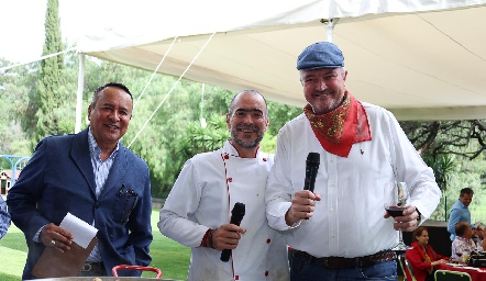  Jurado probando la paella de Manuel González.