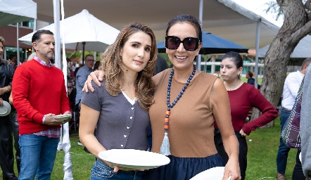  Lourdes Orozco y Flor Hernández.