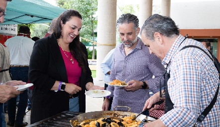  July Garelli, Rodrigo Veytia probando la paella de Eduardo  Gómez y Cynthia Sánchez.