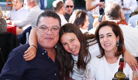  José Antonio Gutiérrez y Alejandra Ávila con su nieta.