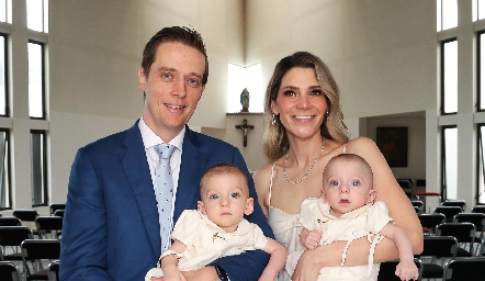  José Carlos González e Ingrid Nito con sus hijos Bruno y Franco.