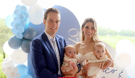  José Carlos González e Ingrid Nito con sus hijos Bruno y Franco.