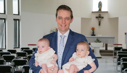  José Carlos González con sus hijos Bruno y Franco.
