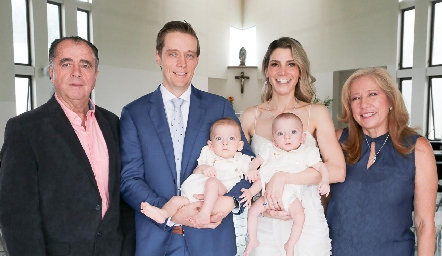  Enrique González, José Carlos González, Ingrid Nito y Beatriz Díaz Infante con Bruno y Franco.