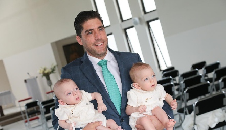  Quique González con sus ahijados Bruno y Franco González.